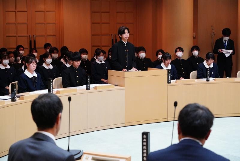 町執行部に質問する中学生議員＝御宿町議会議場
