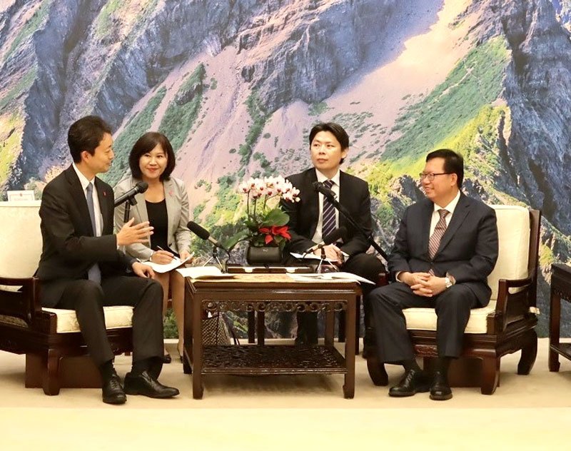 鄭副院長（右）と会談する熊谷知事（県提供）