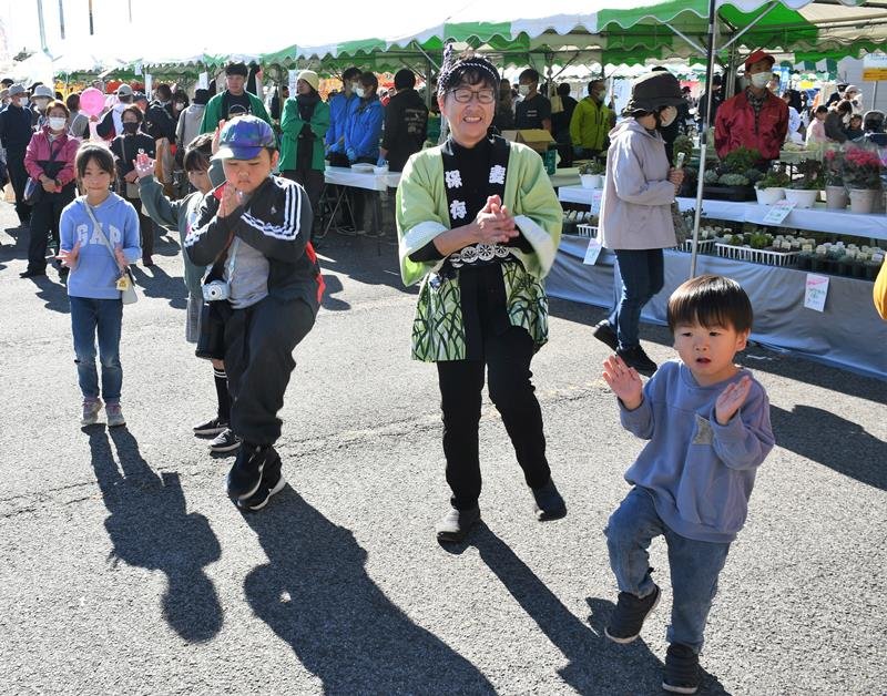 旬野菜や屋台で活気　富里秋まつり伝統の農作業踊りも