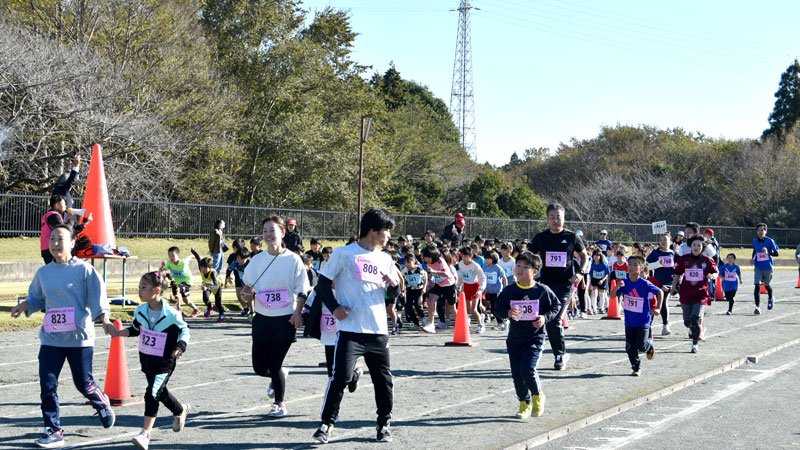 ランニングイベントを親子で楽しむ参加者＝１９日、四街道市の四街道総合公園