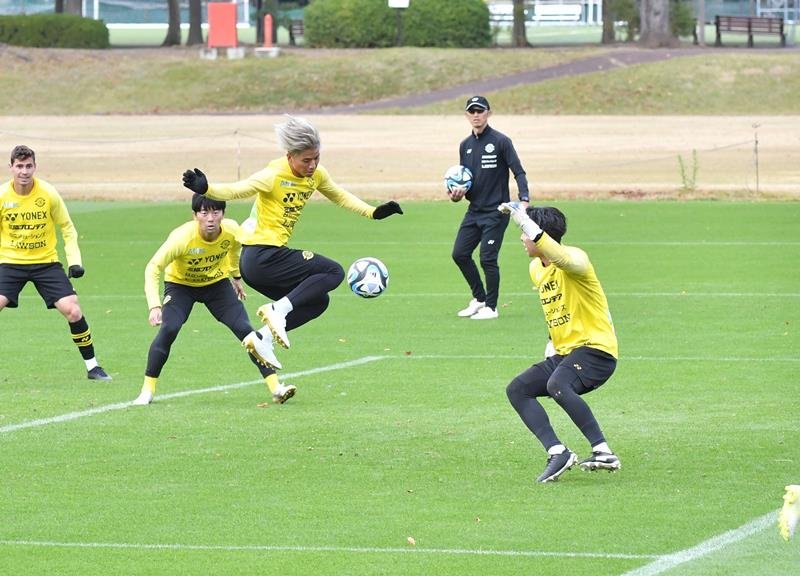 鳥栖戦に向けて調整する柏の山田康（左から３人目）ら＝柏市内
