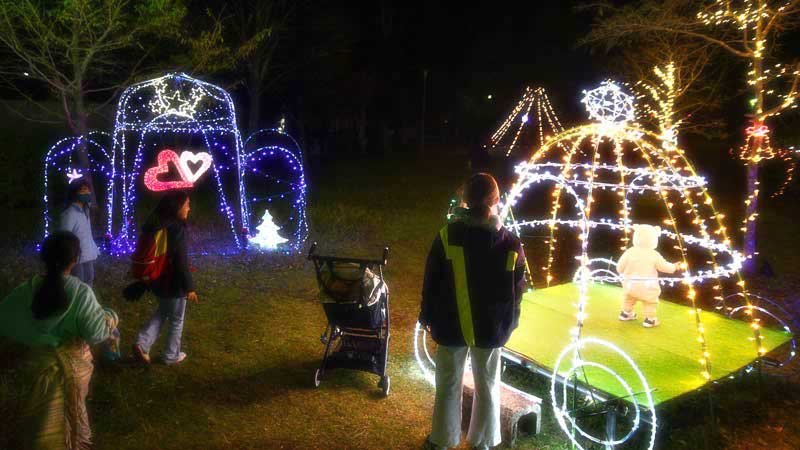 ＪＲ下総神崎駅前クリスマスイルミ彩る　ＬＥＤ７万５０００球　４年ぶり点灯式