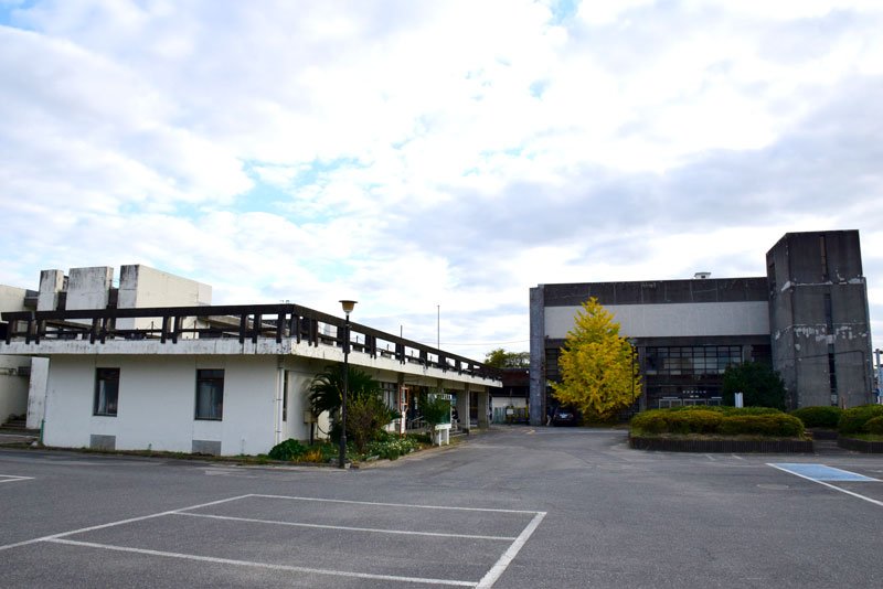 廃止の方針が決まった茂原市中央公民館（左）。隣接する市民会館（右）も２０１９年３月末に閉館している
