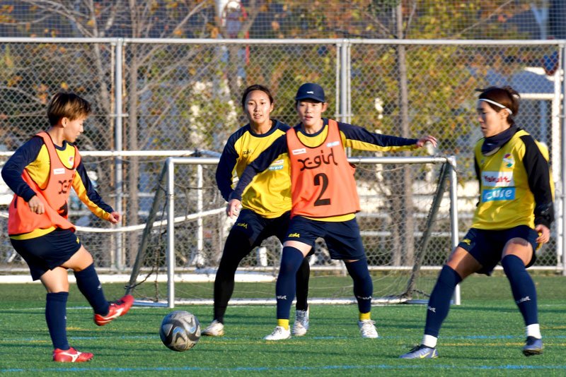トレーニングする（左から）小川、蓮輪、大沢、岸川＝千葉市内