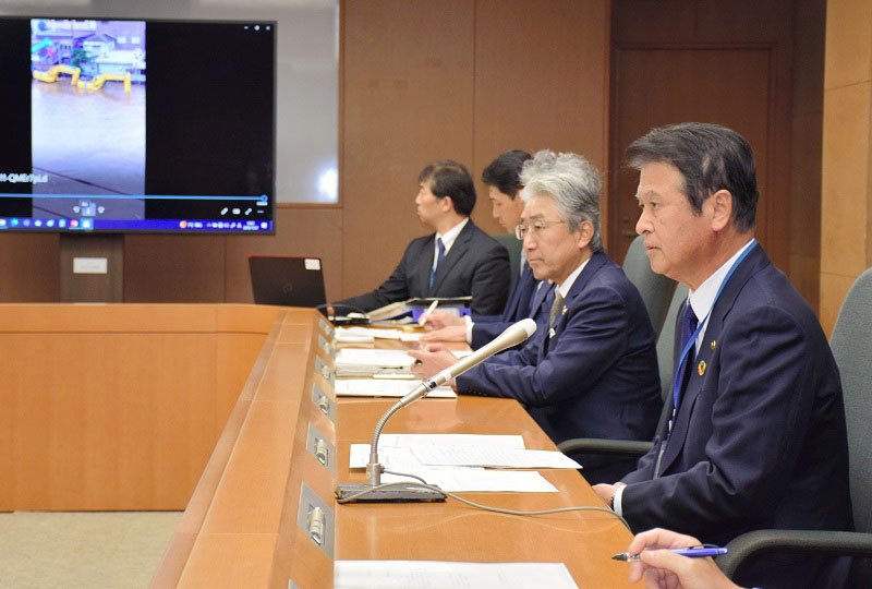 大型土のうの欠落による影響を市独自の調査に基づいて説明する茂原市の田中市長（手前）＝２７日、同市役所
