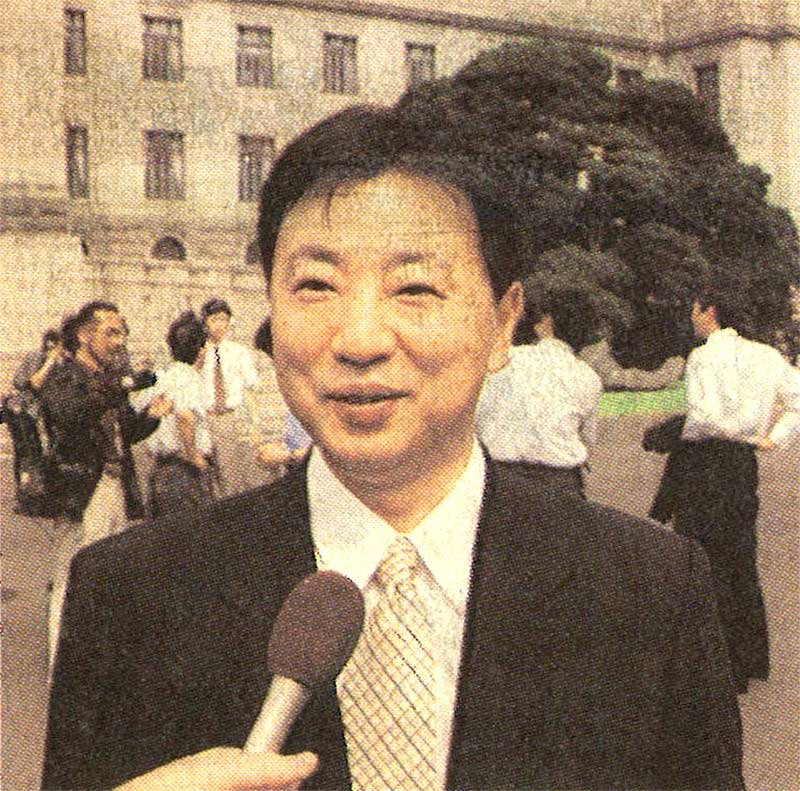 国会に初登院し、晴れ晴れとした表情でインタビューを受ける松野博一氏＝２０００年７月４日午前９時過ぎ、国会議事堂前