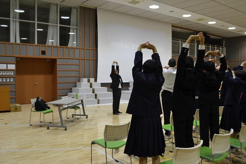 市船橋高の生徒たちと「伸び」を実践する小松院長（左）＝同高校
