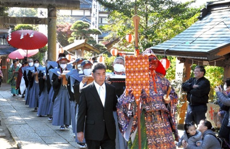 サケ奉納し災いサケる　香取・山倉大神で伝統の鮭祭り