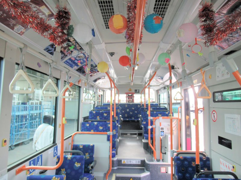 車内に神輿、降車ボタン押すと「わっしょい！」　乗って楽しい「お祭りバス」運行中　京成トランジットバスと千葉商科大の市川タッグ