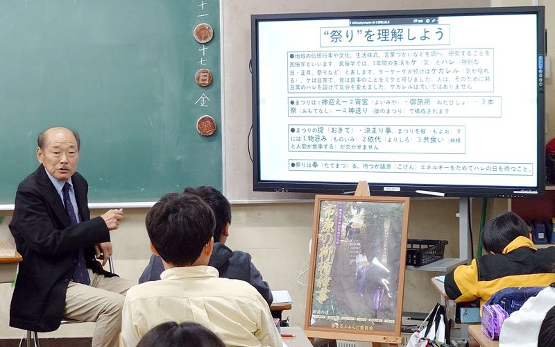 市原小の児童に柳楯神事を説明する山越さん＝市原市
