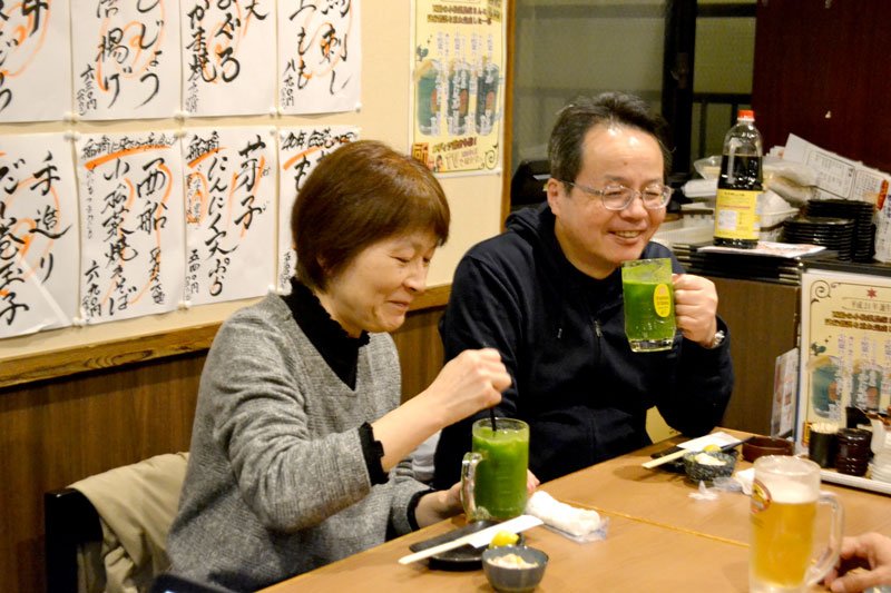 居酒屋で、小松菜が入ったハイボールの味を楽しむ参加者＝船橋市