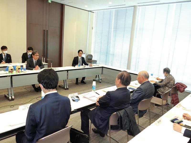 県内有識者との懇談会に臨む公取委の藤本事務総長＝６日、千葉市内
