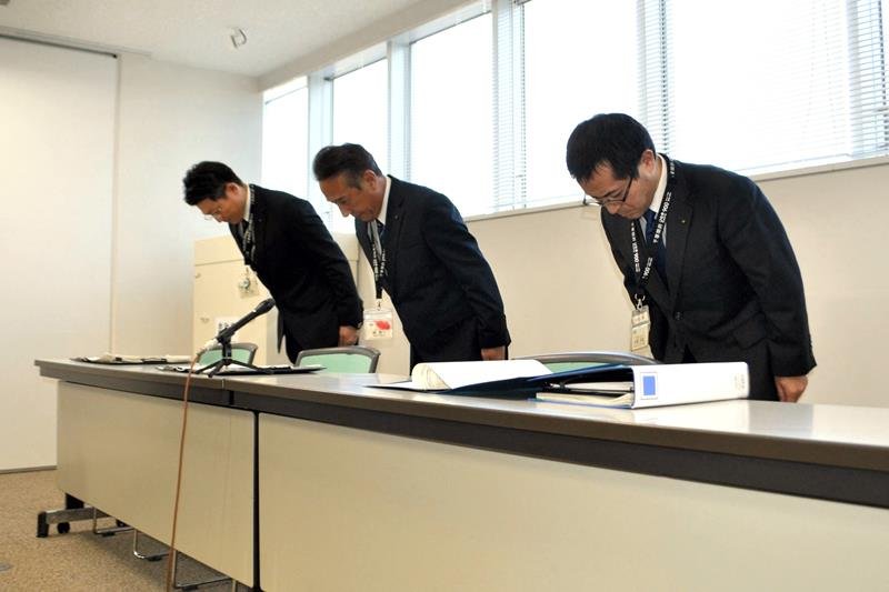 懲戒処分を発表し、謝罪する市消防局総務部の森恵一部長（中央）ら＝７日、千葉市役所