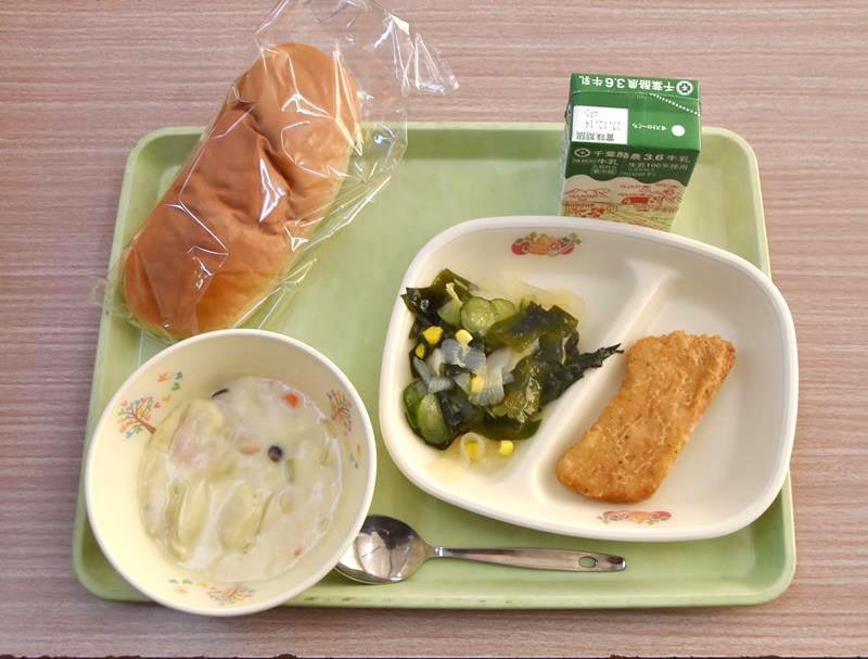 生徒考案メニュー給食に　鴨川冬野菜シチュー頬張る
