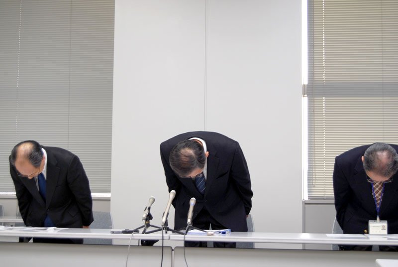 記者会見で謝罪する県住宅供給公社の吉田理事長（中央）ら＝６日、千葉県庁