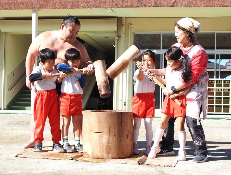園児と一緒に餅つきをする千代嵐（左）＝８日、木更津市
