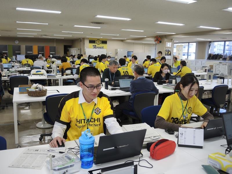レイソルのユニホームなどを着て執務に当たる柏市職員ら＝８日
