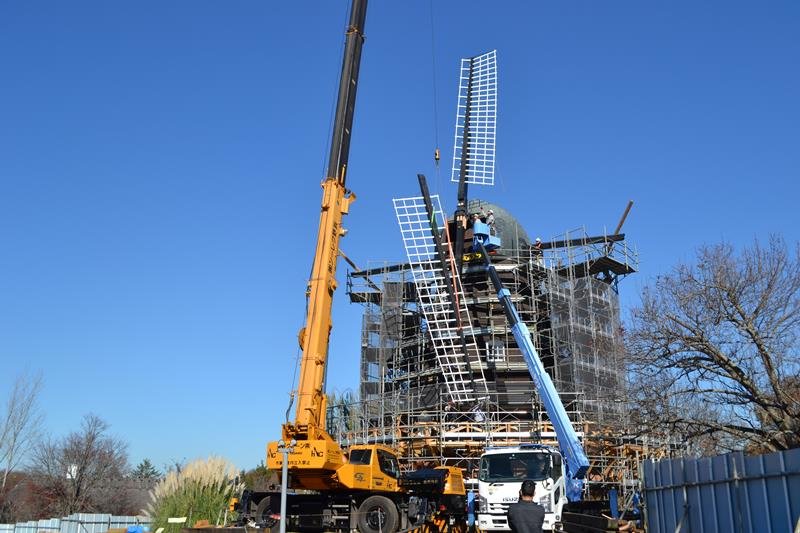 風車に羽根を取り付ける作業の様子＝８日、船橋市のふなばしアンデルセン公園
