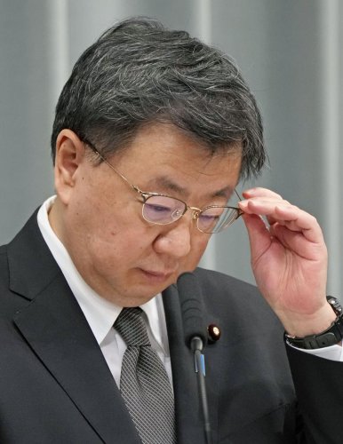 記者会見する松野官房長官＝８日、首相官邸（共同）
