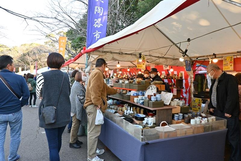 掘り出し物を求める人でにぎわう大陶器市＝９日、千葉市中央区
