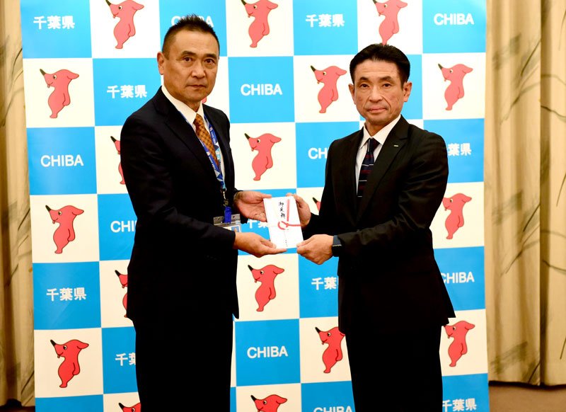 添谷部長（左）に目録を手渡す福井支社長＝千葉県庁