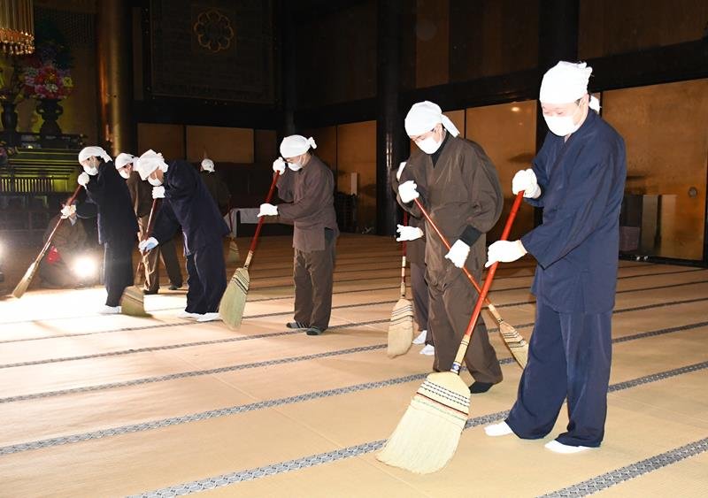 【動画あり】すす払いで迎春準備　成田山新勝寺　早朝からササ竹で軒下清める