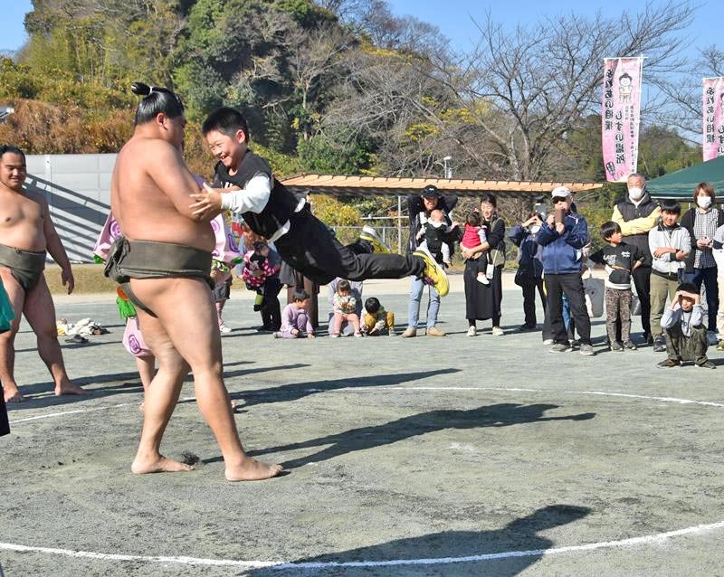 力士との稽古を楽しむ子どもたち＝酒々井町の中央台公園
