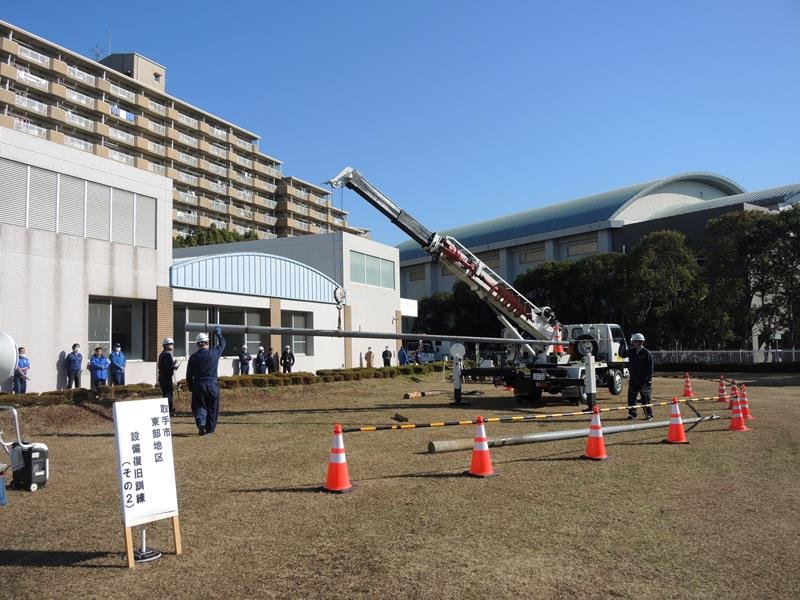 倒壊した電柱の撤去作業も行われた＝１４日、松戸市
