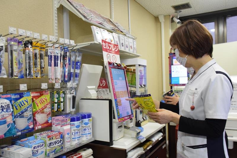 病院内にオープンした店舗で買い物する人たち＝銚子市
