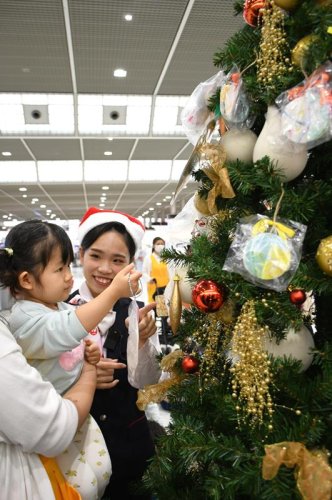 描いた雪だるまや天使…　園児４７人ツリー飾り付け　成田空港
