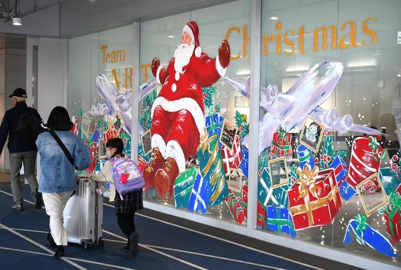 成田空港で旅客を出迎えるクリスマスのイラスト＝成田市