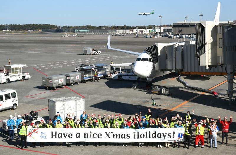 成田空港Ｘマス一色　イラスト、見送り…　サンタあちこちに