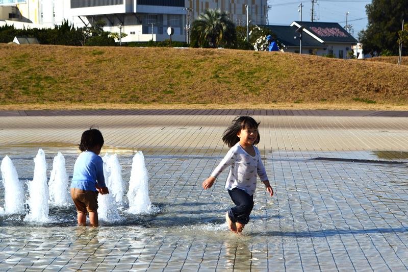 水場で遊ぶ子どもたち＝１６日、船橋市のふなばし三番瀬海浜公園