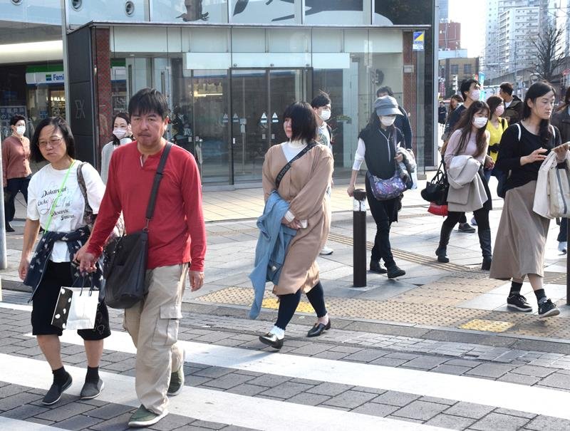 「１２月半ばに水遊びなんて」　千葉県内、師走に夏日　横芝光で２６・２度、１０地点で観測史上最高　船橋では水場で遊ぶ子どもの姿