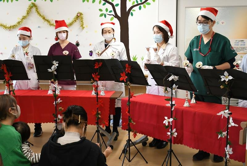 小児病棟にジングルベル　スタッフ演奏、プレゼントも　成田赤十字病院