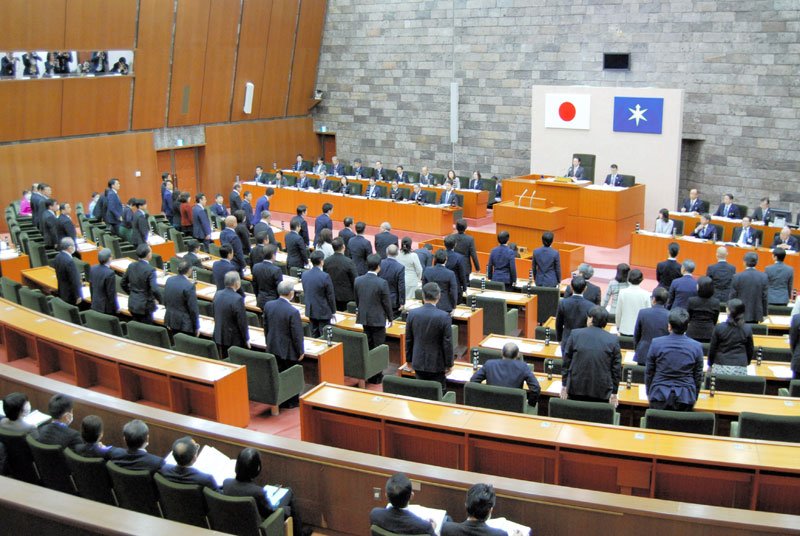 多様性尊重推進条例案は賛成多数で可決された＝１９日午後４時ごろ、県議会本会議場
