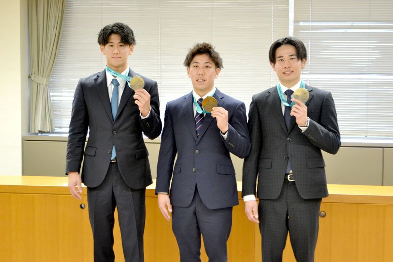 世界体操選手権の男子団体総合で金メダルを獲得した（左から）橋本選手、杉本選手、萱選手＝１９日、船橋市役所