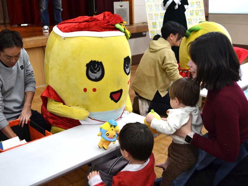 サンタ姿で子どもたちにプレゼントを手渡すふなっしー＝２１日、船橋市