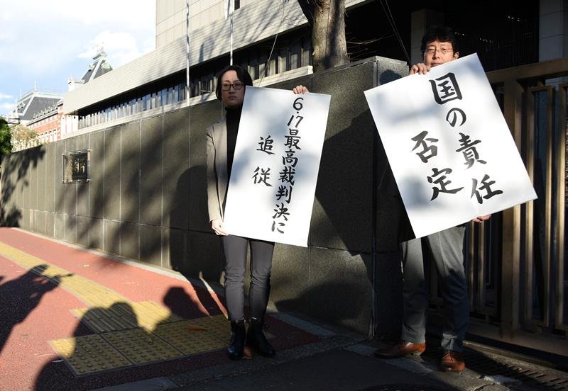 一審・地裁判決に続き、高裁判決でも国の責任が認められなかったことを伝える原告側弁護団＝２２日午後、東京都千代田区の東京高裁前

