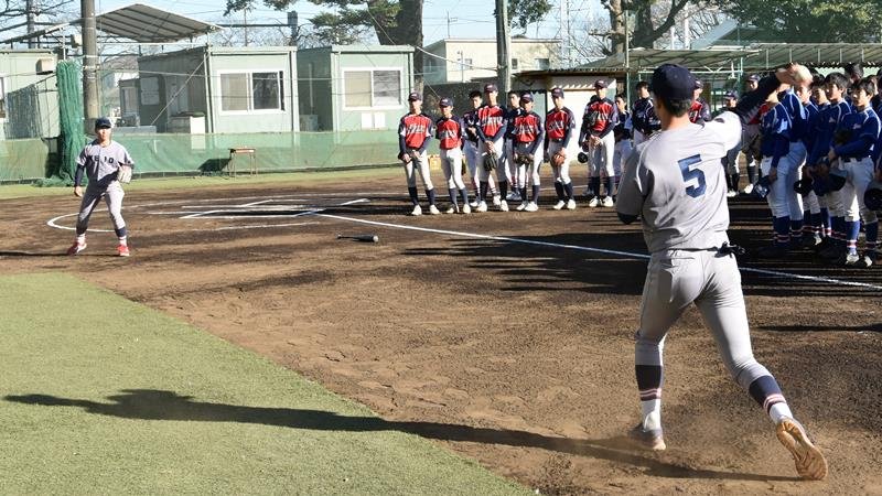 中学球児にキャッチボールの手本を見せる慶応大野球部の選手＝八街市の千葉黎明高
