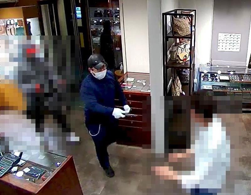 習志野市の質屋強盗致傷事件で店内に押し入る実行役の２人（県警提供、画像は一部加工してあります）
