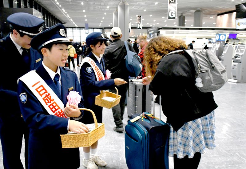 海外から違法物を持ち込まないように注意喚起する中学生＝成田市の成田空港