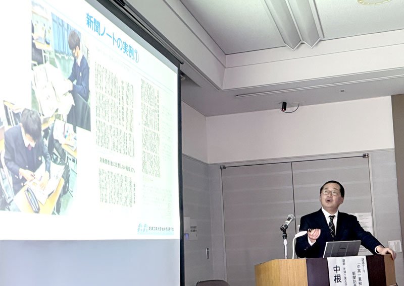 第３５回ちーばＮＩＥ研修会で講演する中根校長＝千葉市中央区のホール