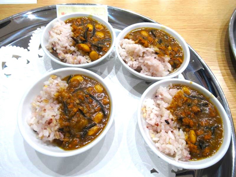困窮者支援に「腸活カレー」　市川市依頼　和洋女子大生が考案