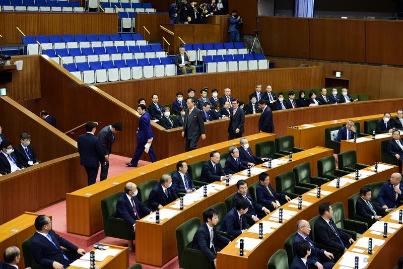 多様性尊重推進条例案の採決前、一部の自民県議が退席した＝１９日、千葉県議会本会議場
