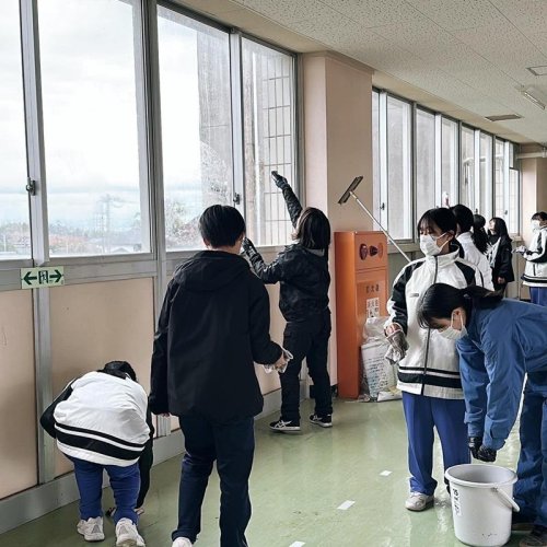 旧府馬小学校の利活用に向けた活動の一環で校舎内を掃除する地域住民ら＝香取市（ＪｆｏｒｃｅｓｏｎｅＨＯＬＤＩＮＧＳ提供）
