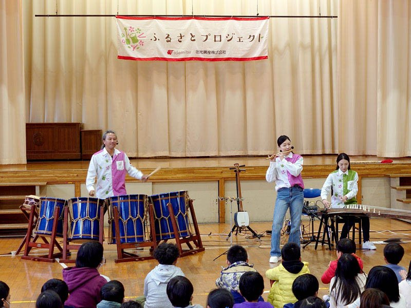 和楽器の迫力のある音色を披露した演奏者＝市原市の姉崎小