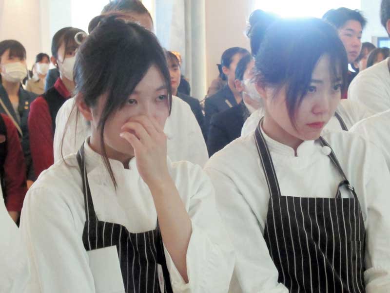 営業終了のお別れセレモニーで、ホテルの歩みを紹介する映像を見ながら涙ぐむ従業員＝３１日、東京ベイ東急ホテル