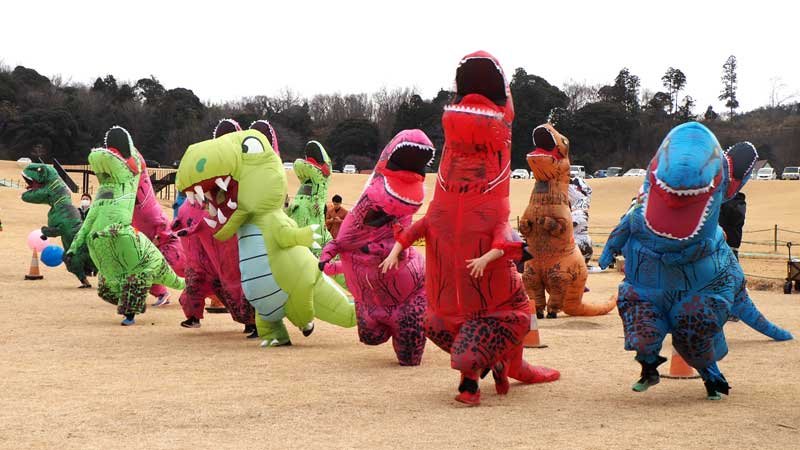 色とりどり恐竜２２０体走る！！　東京ドイツ村でなりきりティラノレース　袖ケ浦