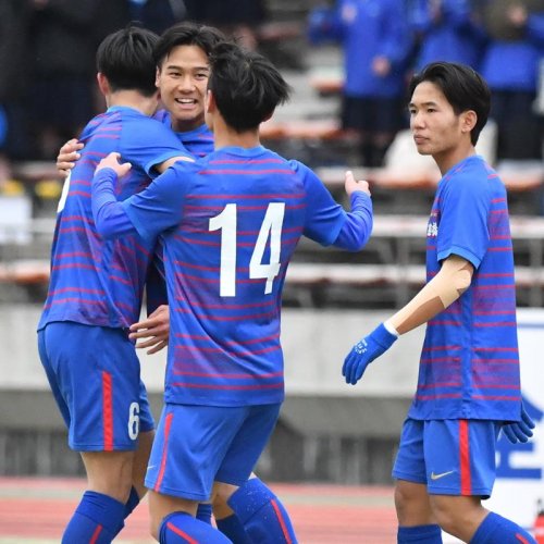 前半１８分、先制ゴールを決めた市船橋の内川（左から２人目）